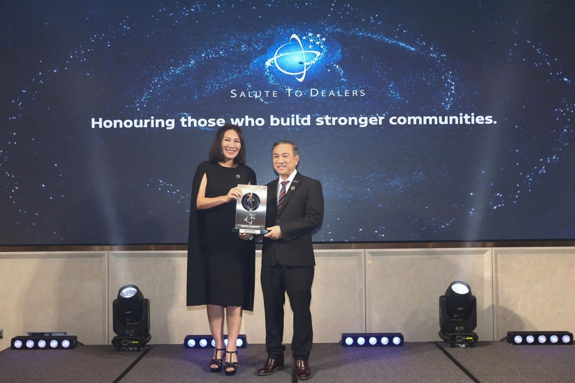 GIẢI THƯỞNG CAO QUÝ SALUTE TO DEALERS 02