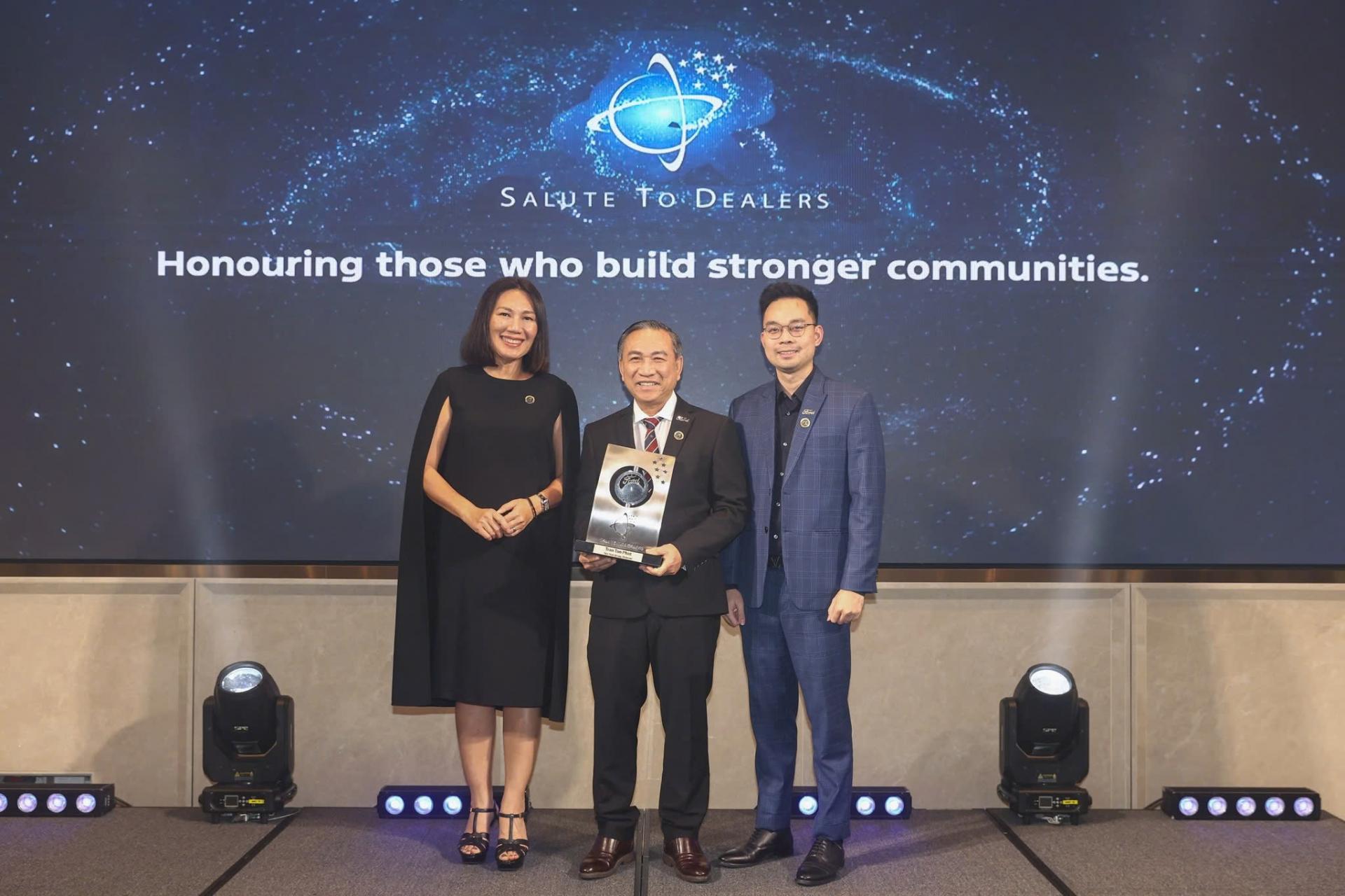 GIẢI THƯỞNG CAO QUÝ SALUTE TO DEALERS 06